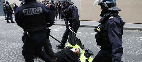 شهروندان عصبانی از سرکوب‌گری پلیس فرانسه