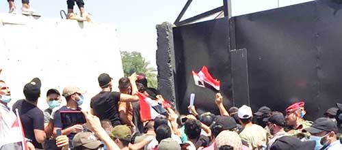 سفارت عربستان در محاصره معترضان عراقی