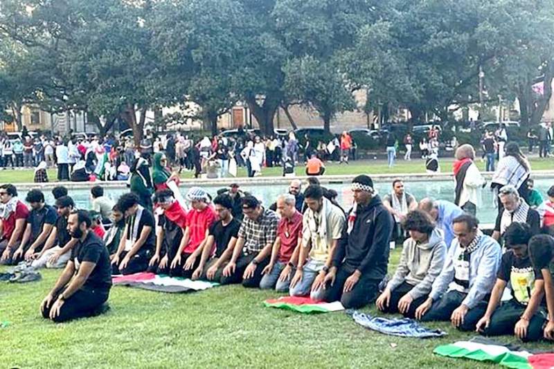 برای مردم فلسطین در دانشگاه آمریکا به نماز ایستادیم