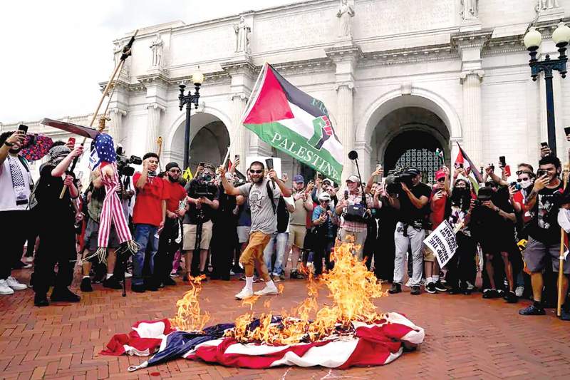 مردم آمریکا پرچم کشورشان را آتش‌زدند